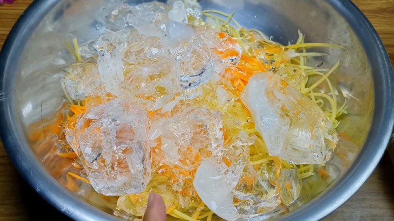 Ngâm đu đủ bào sợi với đá