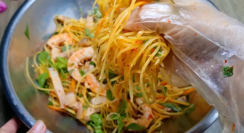 Trộn gỏi đu đủ tôm thịt cùng rau thơm