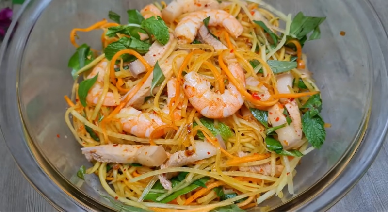 Gỏi đu đủ tôm thịt hoàn thiện bày ra tô