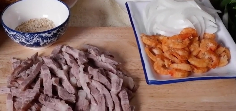 Thịt luộc cắt mỏng và tôm luộc bóc vỏ