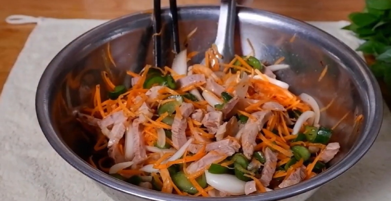 Trộn gỏi dưa leo cà rốt tôm thịt