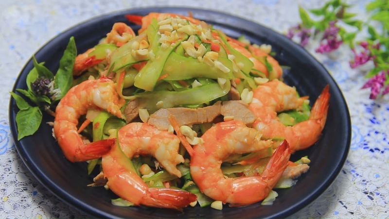 Gỏi dưa leo cà rốt tôm thịt rắc đậu phộng