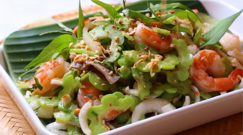 Gỏi khổ qua tôm thịt bày trên lá chuối