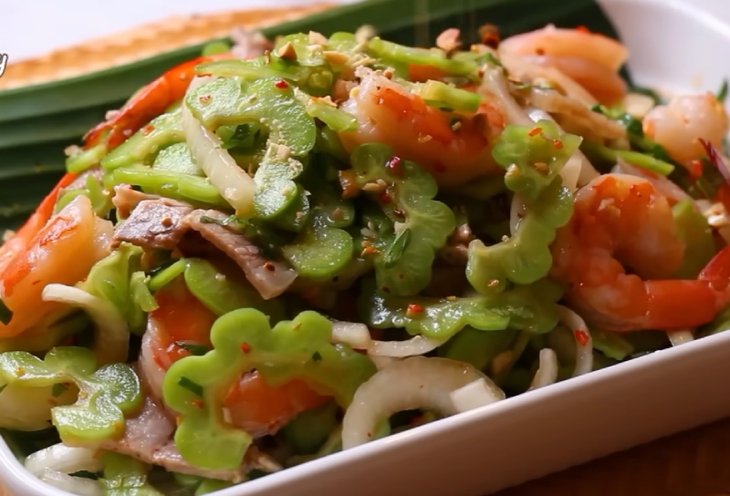 Gỏi khổ qua tôm thịt rắc thêm đậu phộng