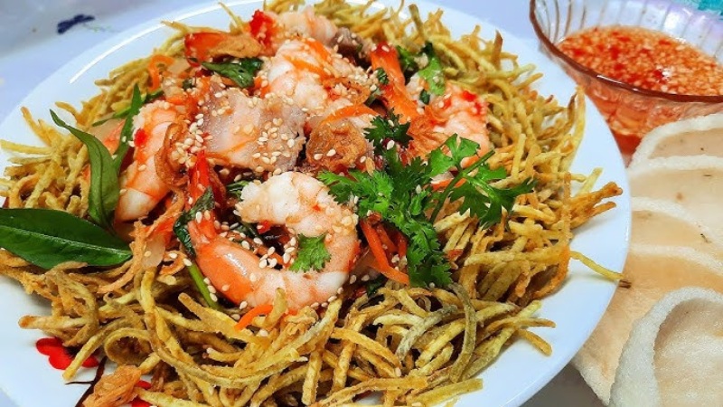Gỏi khoai môn tôm thịt ăn kèm bánh phồng tôm