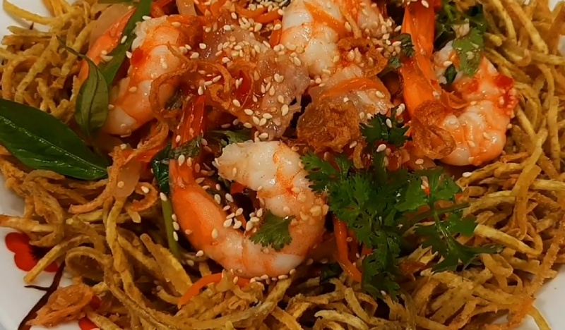 Gỏi khoai môn tôm thịt bày đĩa rắc mè