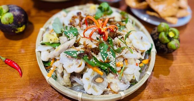 Gỏi măng cụt tôm thịt trộn rau thơm trình bày đẹp mắt