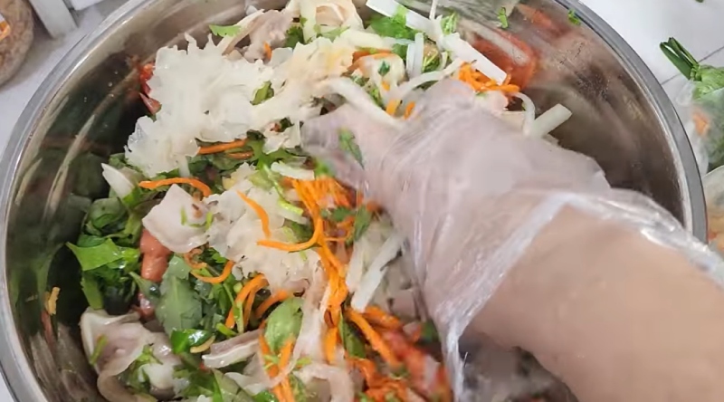 Trộn gỏi nấm tuyết tôm thịt ngó sen