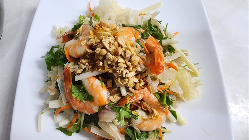 Gỏi nấm tuyết tôm thịt ngó sen bày ra đĩa