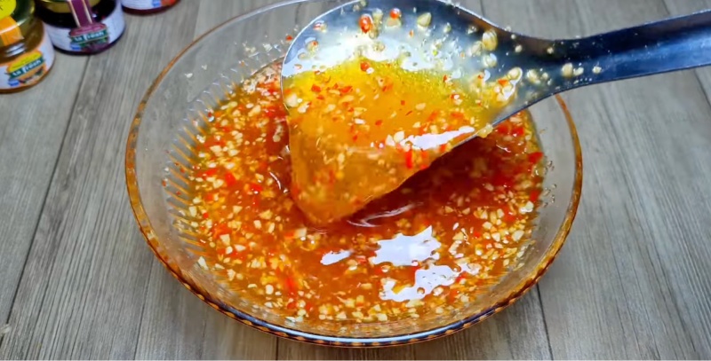 Pha nước trộn gỏi chua ngọt cay nhẹ dùng cho gỏi ngũ sắc tôm thịt