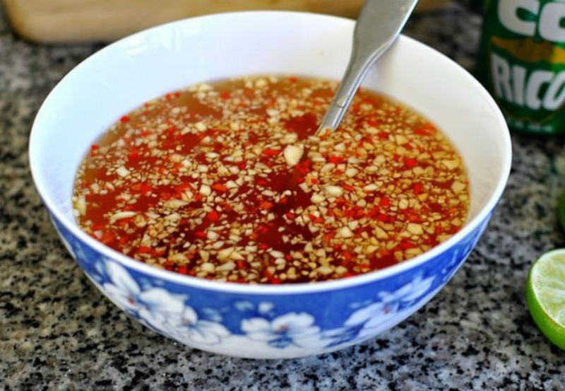 Chén nước mắm chua ngọt với tỏi, ớt, chanh