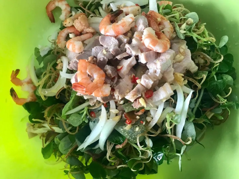 Trộn gỏi rau, tôm và thịt