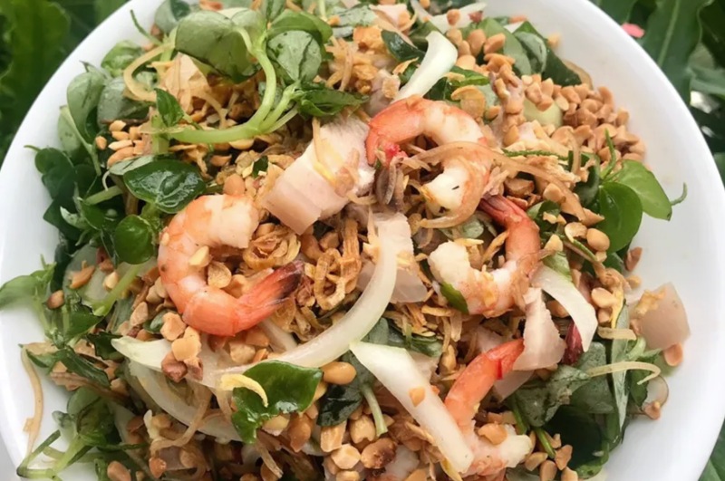 Đĩa gỏi rau càng cua tôm thịt bắt mắt