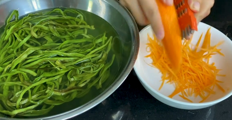 Ngâm rau tiến vua và bào sợi cà rốt