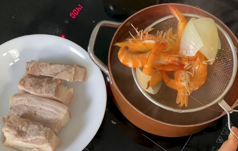 Luộc tôm và thịt ba rọi