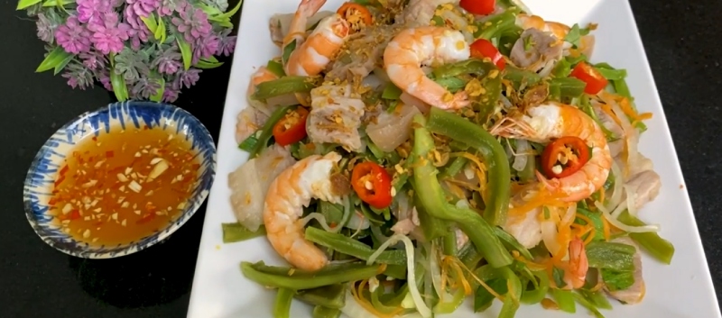 Gỏi rau tiến vua tôm thịt bày ra đĩa