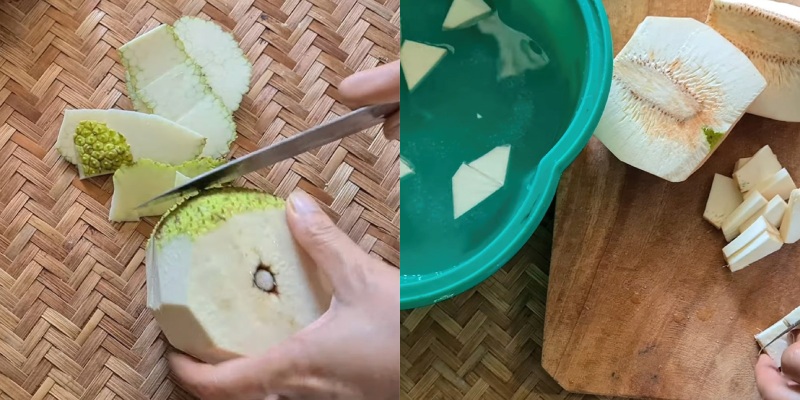 Cắt sake thành miếng nhỏ ngâm nước trước khi luộc