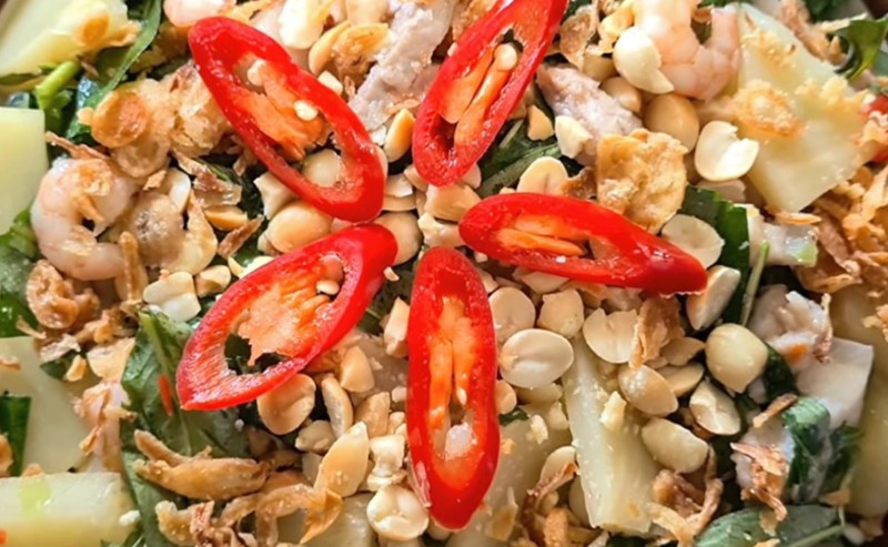 Gỏi sake tôm thịt trình bày hấp dẫn