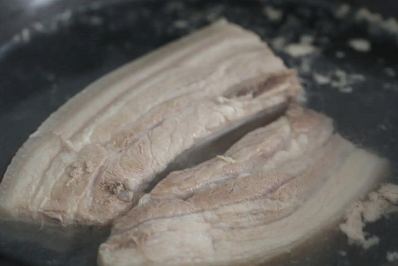 Luộc thịt ba chỉ chín tới làm gỏi sake tôm thịt