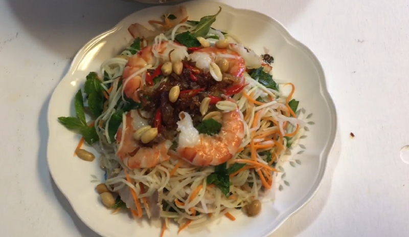 Gỏi su hào tôm thịt trộn hoàn chỉnh rắc đậu phộng