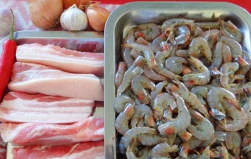 Tôm tươi và thịt ba chỉ