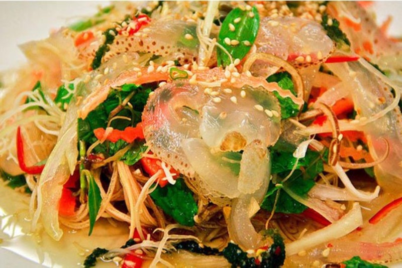 Sứa trộn gỏi với rau củ