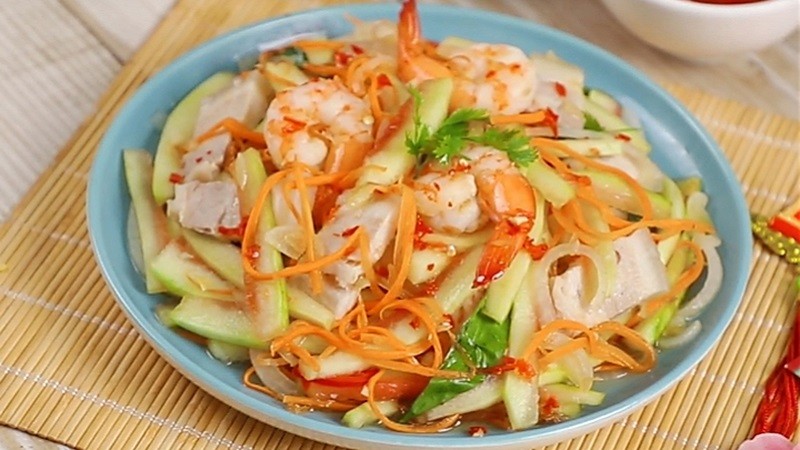 Món gỏi dưa hấu tôm thịt bắt mắt