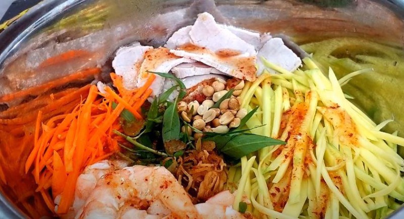 Món gỏi xoài thôm thịt bắt mắt