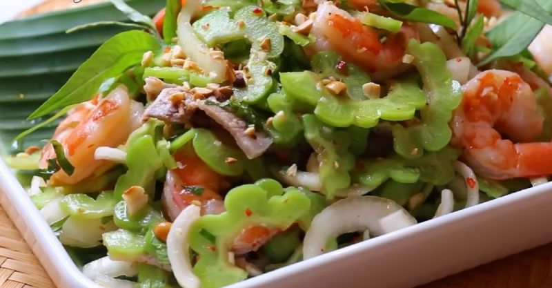 Món gỏi khô qua tôm thịt quen thuộc