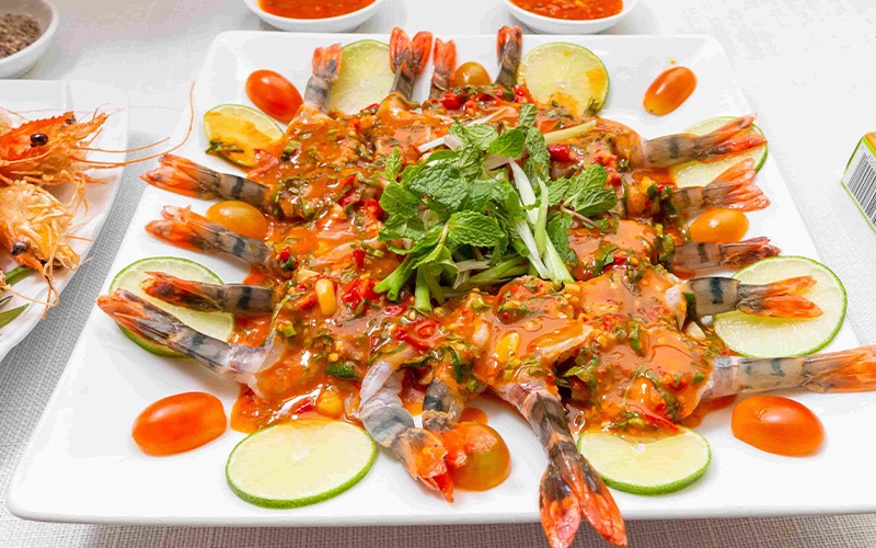 Gỏi tôm sốt Thái bày ra đĩa