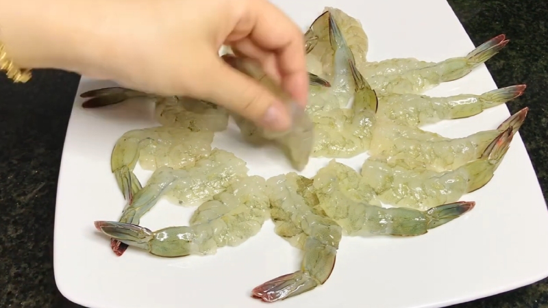 Sơ chế tôm sống bóc vỏ, chẻ lưng