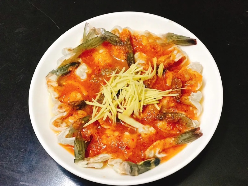 Gỏi tôm sốt Thái trộn xong, thêm gừng sợi