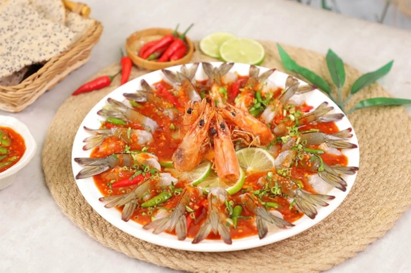 Gỏi tôm sốt Thái trang trí chanh và rau thơm