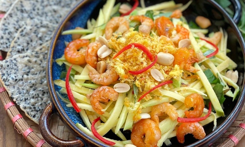 Gỏi xoài tôm khô bày ra tô