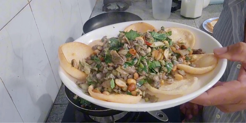 Thành phẩm món hến xào xúc phồng tôm