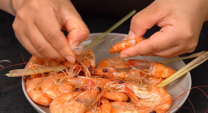 Lột vỏ tôm sau khi luộc chín