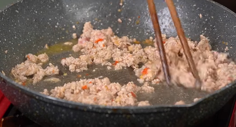 Xào thịt băm với gia vị