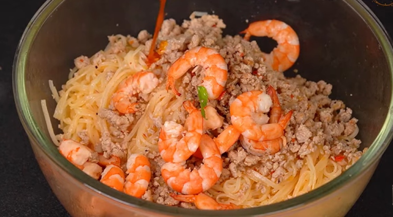 Trộn hủ tiếu với tôm thịt và sốt