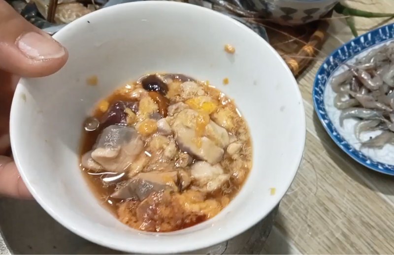 Sơ chế tôm và lấy gạch tôm