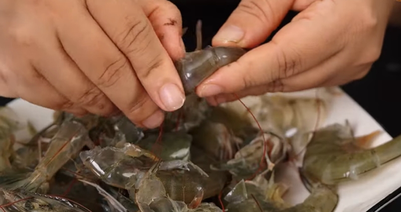 Sơ chế và bóc vỏ tôm