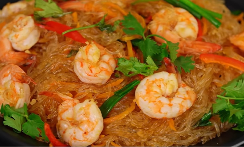 Miến xào tôm trong chảo
