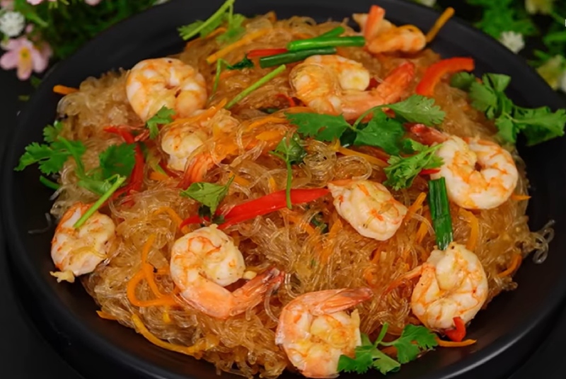 Miến xào tôm hoàn thiện bày ra đĩa