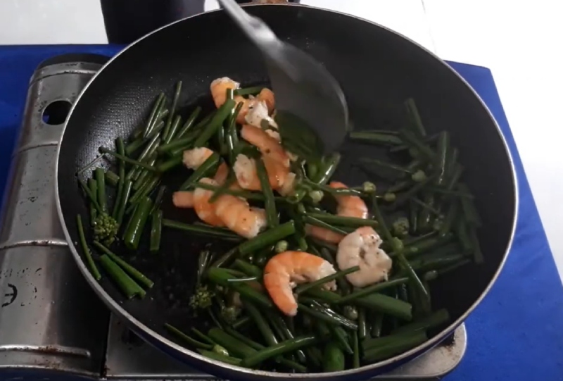 Xào tôm cùng bông hẹ trong chảo