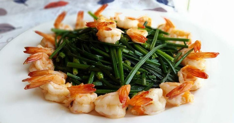 Tôm xào bông hẹ trình bày đẹp mắt