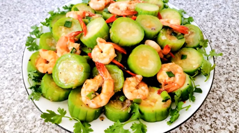 Mướp xào tôm hoàn thành, trình bày ra đĩa