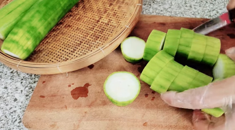 Thái mướp thành khoanh đều