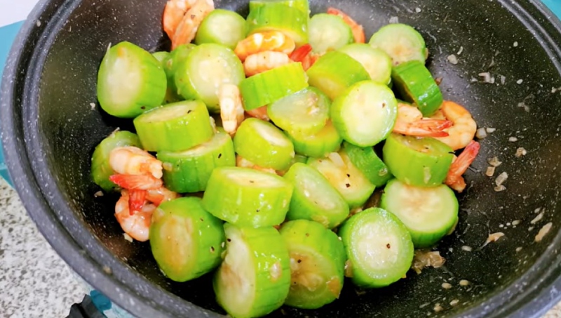 Mướp xào tôm trong chảo