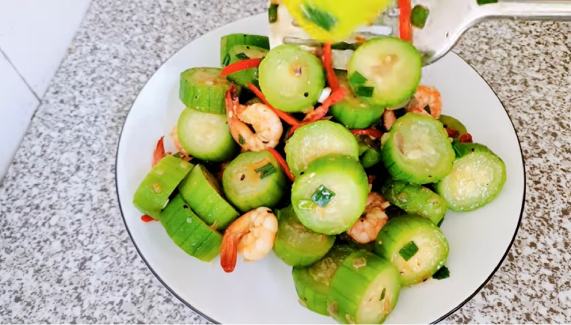 Gắp mướp xào tôm ra đĩa