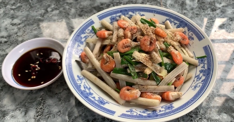 Ngó sen xào tôm ăn kèm nước tương