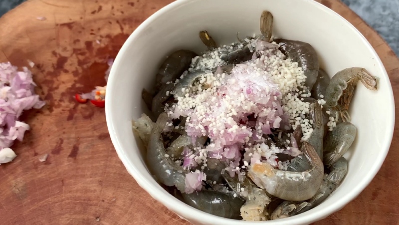 Ướp tôm với hành tím và gia vị